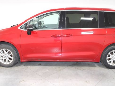 Used 2024 Chrysler Pacifica Touring-L FWD image 7