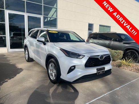 Used 2023 Toyota Highlander LE image 1