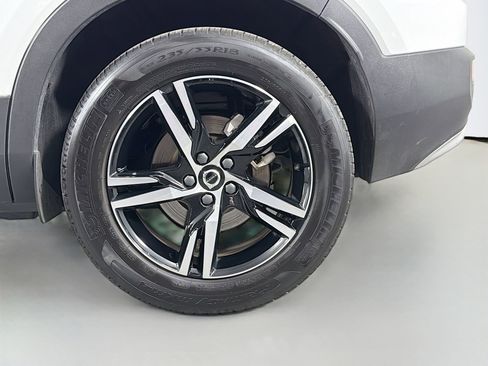 Certified 2025 Volvo XC40 B5 Core image 30