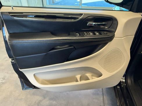 Used 2016 Dodge Grand Caravan SE image 16