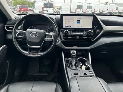 Used 2023 Toyota Highlander XLE FWD image 18