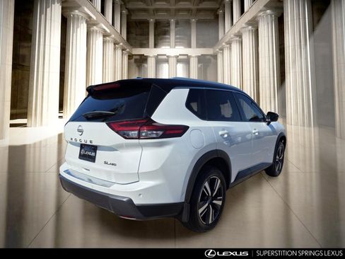 Used 2025 Nissan Rogue SL AWD/4WD image 4