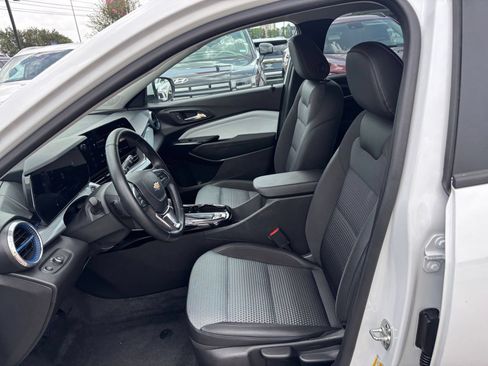 Used 2025 Chevrolet Trax LT w/ LT Convenience Package FWD image 21