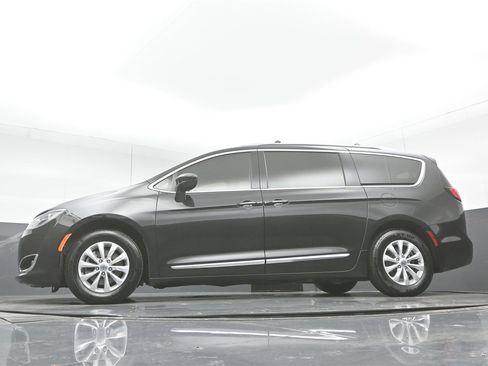 Used 2018 Chrysler Pacifica Touring-L image 37