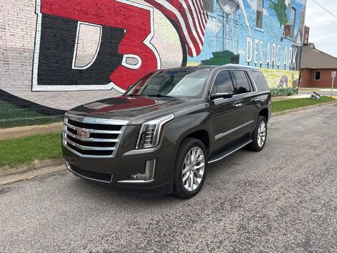 Used 2020 Cadillac Escalade Luxury AWD/4WD image 2