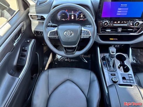 Certified 2025 Toyota Highlander Platinum AWD/4WD image 17
