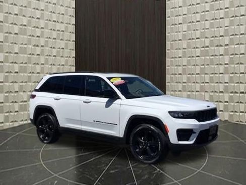 Certified 2023 Jeep Grand Cherokee Altitude AWD/4WD image 2