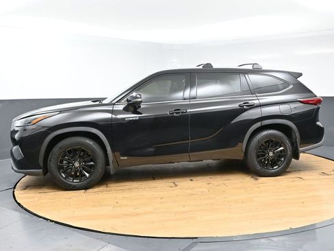 Used 2021 Toyota Highlander XLE AWD/4WD image 6