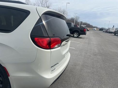 Used 2020 Chrysler Pacifica Touring-L Plus w/ S Appearance Package image 12