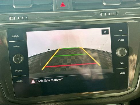 Used 2021 Volkswagen Tiguan SE image 16