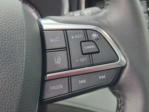 Used 2020 Toyota Highlander XLE AWD/4WD image 18
