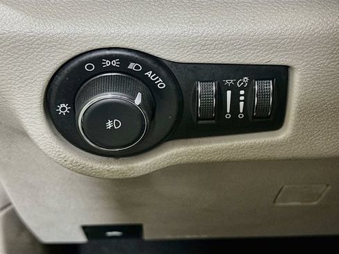 Used 2018 Chrysler Pacifica Touring-L FWD image 13