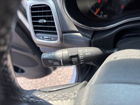 Used 2020 Jeep Grand Cherokee Altitude image 32