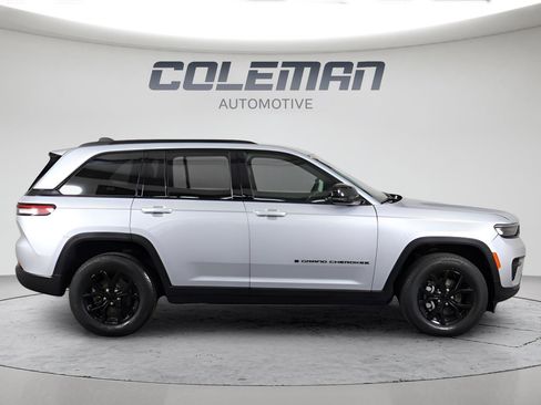 Used 2024 Jeep Grand Cherokee Altitude image 16