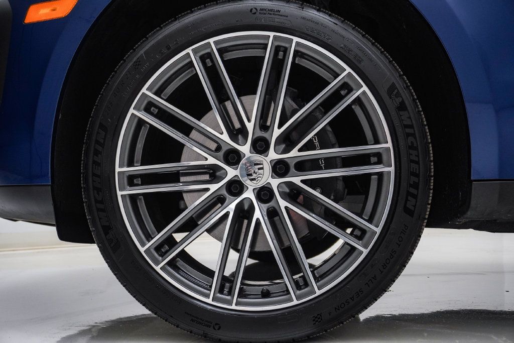 Certified 2026 Porsche Macan AWD/4WD image 13