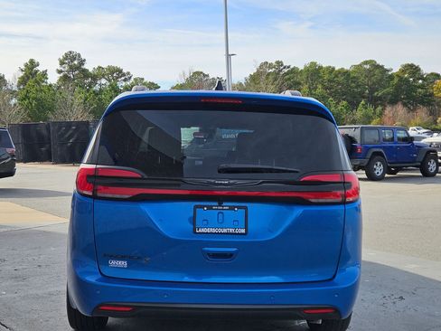 New 2026 Chrysler Pacifica Select image 6