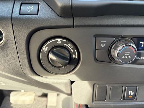 Used 2025 Nissan Frontier PRO-4X image 14