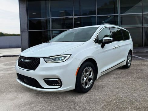 Used 2023 Chrysler Pacifica Limited FWD image 3