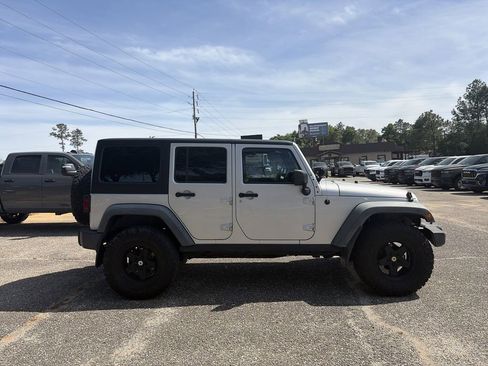 Used 2012 Jeep Wrangler Unlimited Rubicon w/ Connectivity Group AWD/4WD image 7