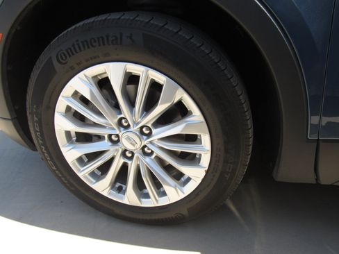 Used 2024 Cadillac XT4 Luxury w/ Cold Weather Package FWD image 5