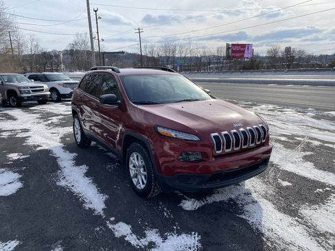 Used 2016 Jeep Cherokee Sport image 4
