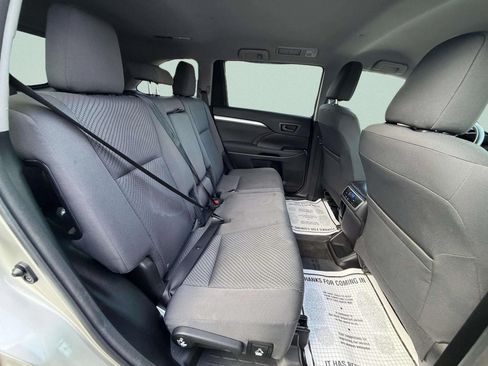 Used 2015 Toyota Highlander LE AWD/4WD image 18