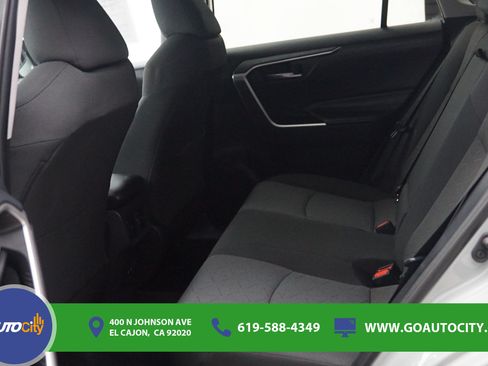 Used 2019 Toyota RAV4 XLE AWD/4WD image 14