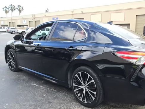 Used 2019 Toyota Camry SE FWD image 4