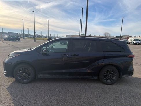 Used 2025 Toyota Sienna XSE image 3