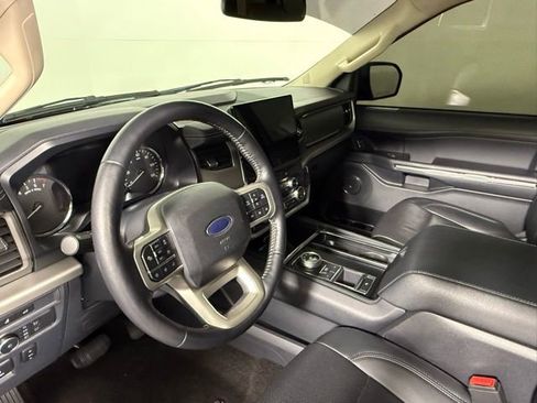 Used 2022 Ford Expedition XLT image 18