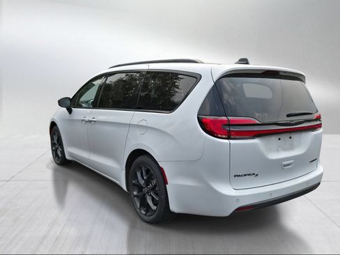 Used 2025 Chrysler Pacifica Limited FWD image 5