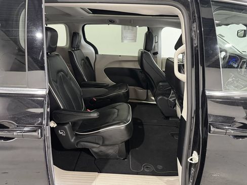 Used 2024 Chrysler Pacifica Limited FWD image 25