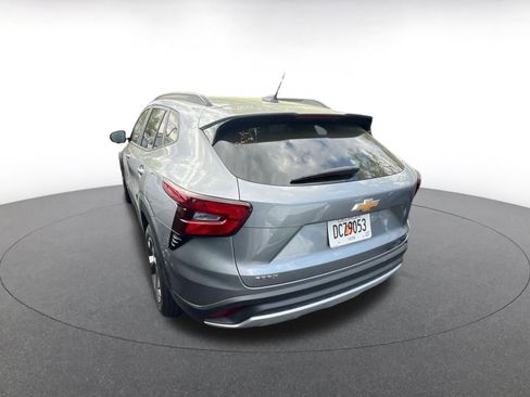 Used 2025 Chevrolet Trax LT w/ LT Convenience Package image 2