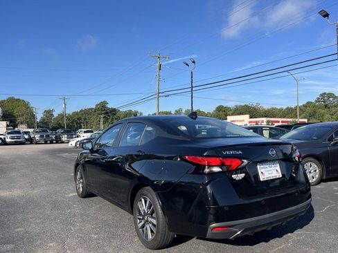 Used 2022 Nissan Versa SV image 4