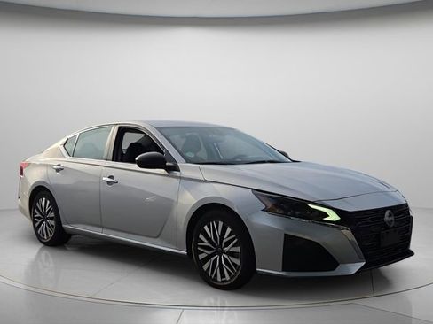 Used 2024 Nissan Altima 2.5 SV FWD image 8