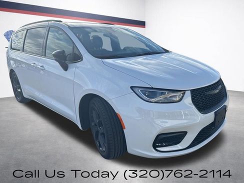 Used 2025 Chrysler Pacifica Limited image 3