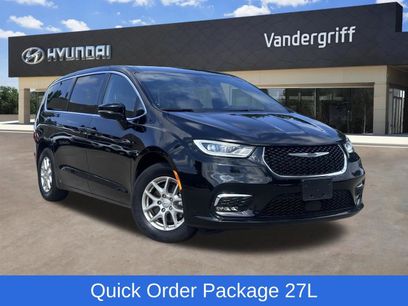 Used 2025 Chrysler Pacifica Select