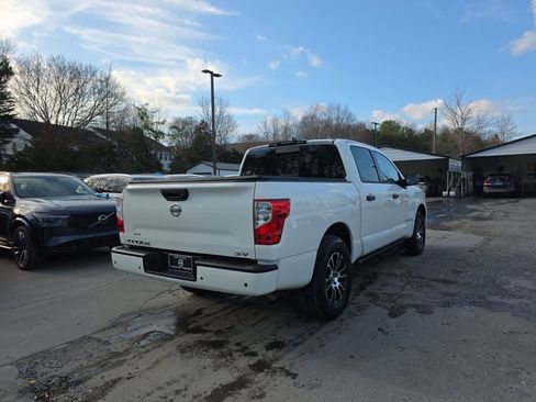 Used 2022 Nissan Titan SV image 7