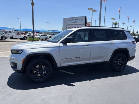 New 2025 Jeep Grand Cherokee L Laredo image 3