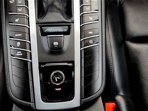 Used 2021 Porsche Macan image 46