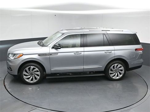 Used 2022 Lincoln Navigator Reserve image 44