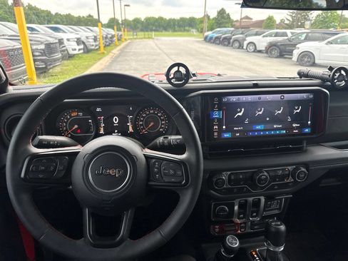 Used 2024 Jeep Wrangler Rubicon w/ Convenience Group AWD/4WD image 12