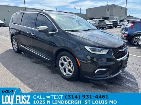 Used 2023 Chrysler Pacifica Limited FWD image 1