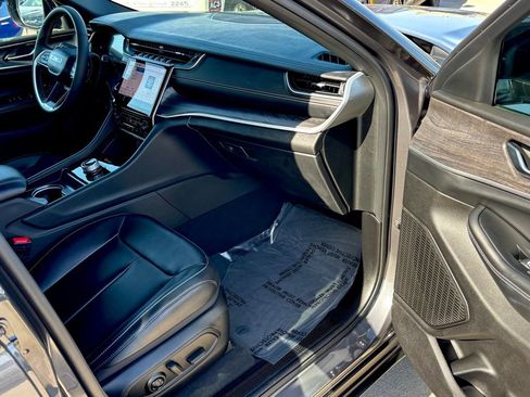 Used 2025 Jeep Grand Cherokee Limited w/ Black Appearance Package image 30