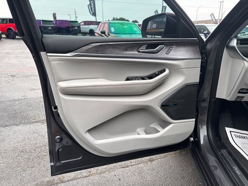 Used 2022 Jeep Grand Cherokee Overland w/ Luxury Tech Group IV image 12