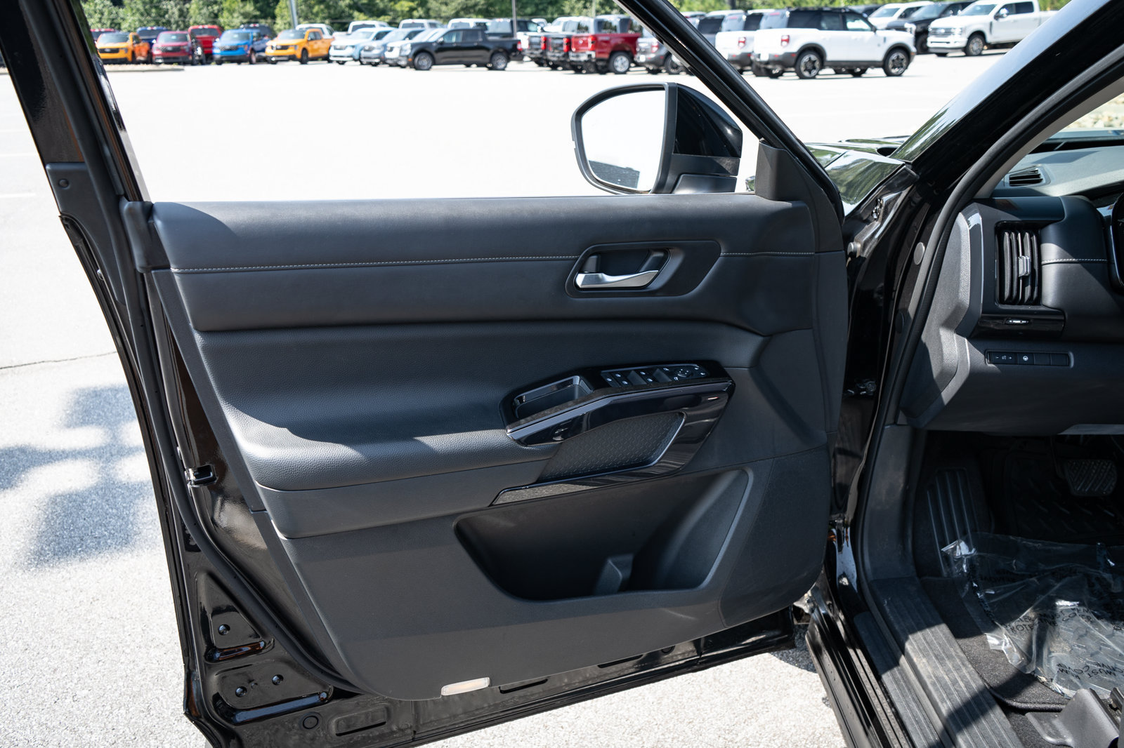 Used 2022 Nissan Pathfinder SV FWD image 16