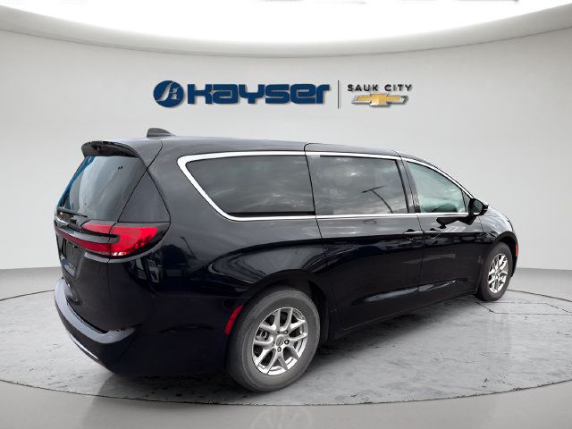 Used 2024 Chrysler Pacifica Touring-L FWD image 6