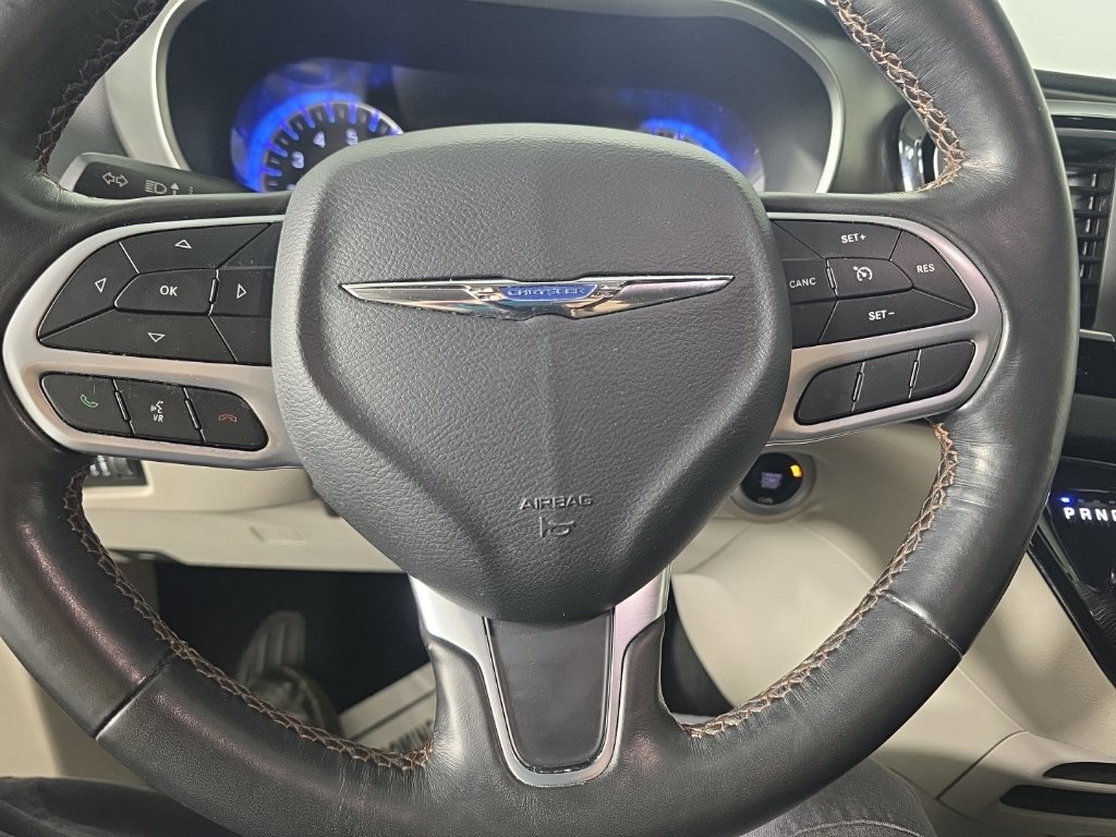 Used 2020 Chrysler Pacifica Touring w/ Cold Weather Group FWD image 23