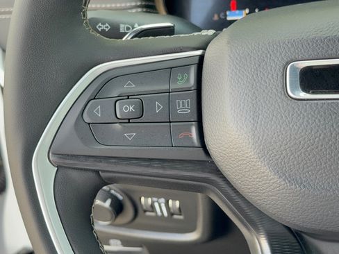 Used 2025 Jeep Grand Cherokee Altitude AWD/4WD image 18