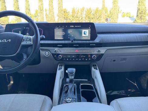 Used 2024 Kia Telluride EX w/ EX Captain's Chair Package image 15